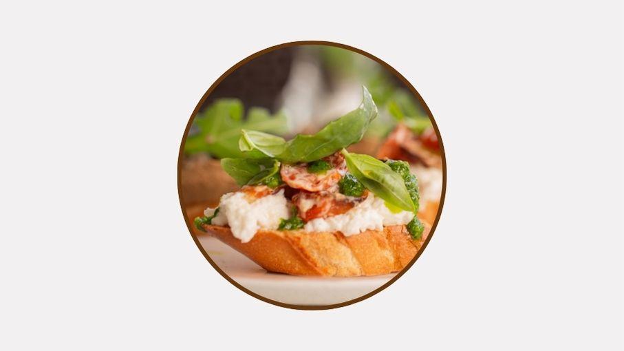 Брускетта со страчателлой и печеными томатами